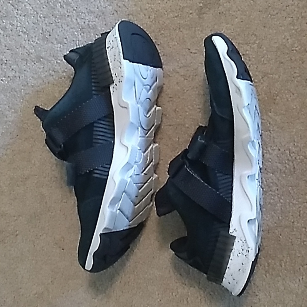 Women's Black Sorel Tennis Shoes, Size 6 - Picture 6 of 8